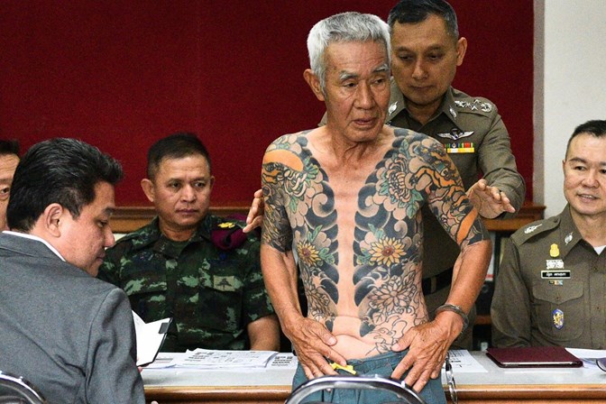 Chefe criminoso japonês apanhado por mostrar tatuagens a jogar damas