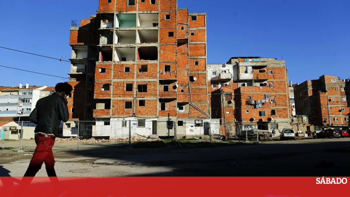 Seixal diz que será difícil concluir realojamentos do Bairro da Jamaica este ano - Revista Sábado